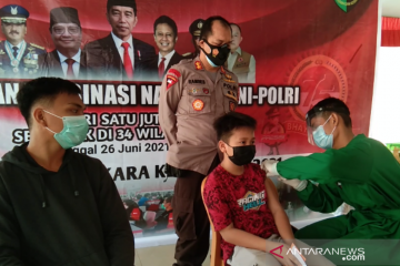 Brimob Polda Sultra gelar vaksinasi massal