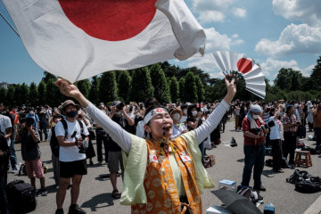 Warga kota Tokyo saksikan pembukaan Olimpiade dari luar Stadion Tokyo