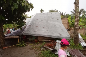Puluhan rumah dan fasilitas umum di Sumut rusak diterjang angin