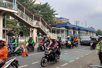 Hari ke-3 PPKM Level 4, petugas jaga ketat pos di Mampang Prapatan