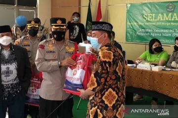 Polrestro Jakut bagikan 150 paket beras untuk warga di Koja