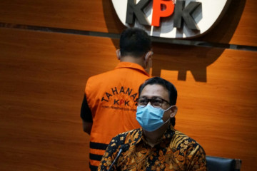 KPK konfirmasi tersangka aliran uang kasus suap proyek di Indramayu