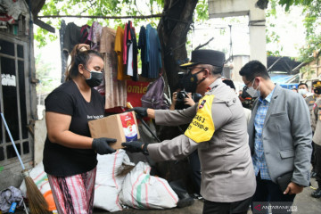 Kakorlantas bagikan sembako bagi pemulung di Cakung terdampak PPKM