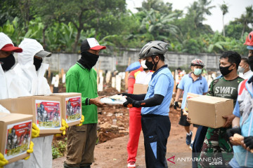 TNI AU membagikan 200 paket sembako dan APD buat petugas pemakaman