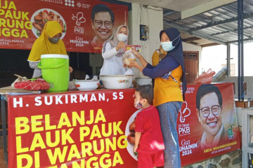 Fraksi PKB se-Jateng memborong dan bagikan lauk pauk di warung desa