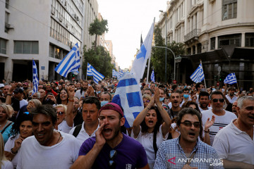 Polisi Yunani bentrok dengan massa yang menolak vaksinasi wajib