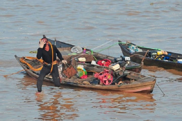 Pencari logam di Sungai Batangahari