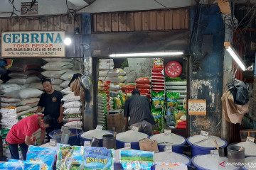 Pedagang di Pasar Minggu berharap penyesuaian PPKM dongkrak pendapatan