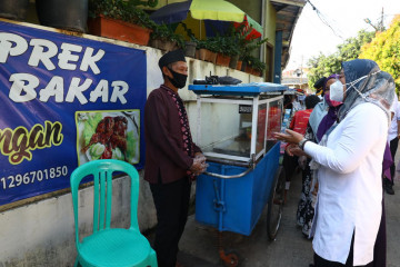 Menaker serahkan bantuan Tenaga Kerja Mikro kepada PKL di Jakarta