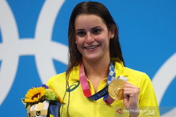 Perenang Australia Kaylee McKeown rebut emas di Olimpiade pertamanya