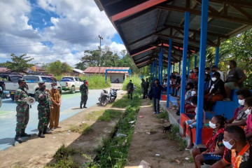 TNI AD kawal pengungsi Moskona Bintuni pasca kontak tembak dengan OPM