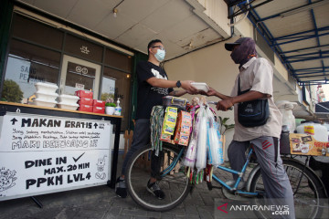 Kedai kopi berbagi makanan gratis selama PPKM