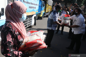 Salurkan Beras Bantuan PPKM Kediri
