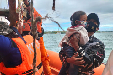 Koarmada III bantu evakuasi penumpang KM Tidar yang kandas di Namlea