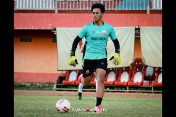 Kiper muda Madura United enggan bersantai saat libur latihan bersama