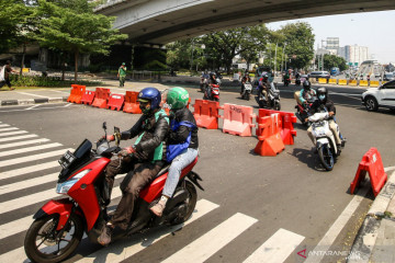 Pengendara terobos titik penyekatan PPKM di Tanah Abang