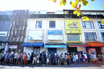 Warga antre nasi bungkus gratis di Kuta
