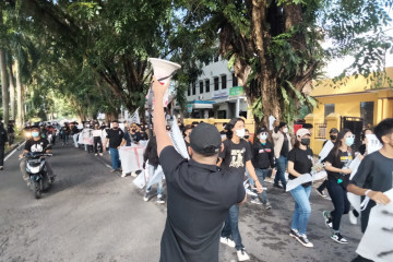 UMKM di Padang kibarkan bendera putih tanda menyerah