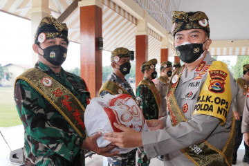 Alumni Akpol 1991 membagikan seribu paket sembako kepada kades di NTB