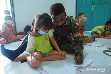 Satgas Pamtas beri anak perbatasan wawasan kebangsaan lewat "Petasan"