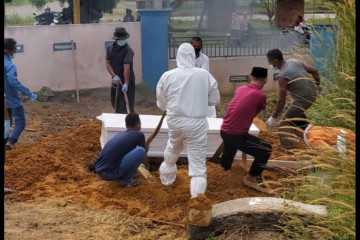 Satgas: Pengubur jasad pasien COVID-19 cukup kenakan masker ganda