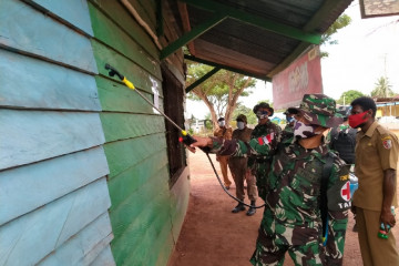 Satgas TNI melakukan penyemprotan disinfektan di perbatasan