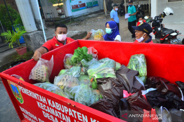 Donasi pedagang sayur dan tempe untuk warga terdampak pandemi