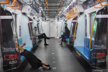 Meski PPKM Level 2, MRT tetap pasang tanda jarak antarpenumpang