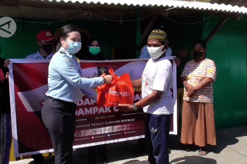 Imigrasi Belakang Padang salurkan bansos ke Suku Laut