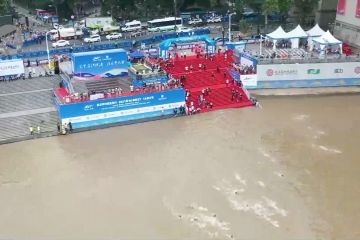 Keseruan para perenang seberangi sungai terpanjang China di Wuhan