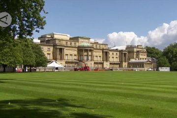 Kini warga bisa bertamasya ke Taman Istana Buckingham