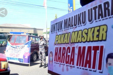 Lanal Ternate bagikan sembako ke warga yang mengenakan masker