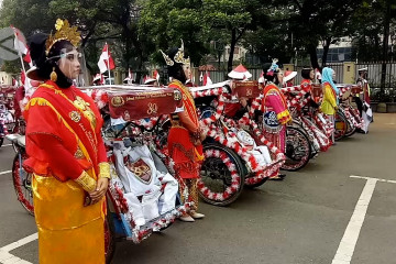 Polisi ajak puluhan becak hias salurkan 750 paket sembako