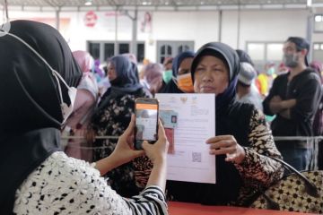 Ambil bansos, warga berkerumun padati kantor pos Aceh 