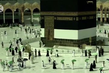 Jamaah haji lakukan Tawaf Qudum seraya jaga jarak sosial