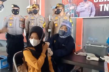 Ratusan pendukung sepak bola di Cirebon Jalani vaksinasi