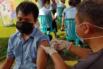 Vaksinasi COVID-19 di Batang dihentikan sementara