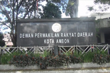 Anggota DPRD Ambon positif, petugas lakukan swab menyeluruh