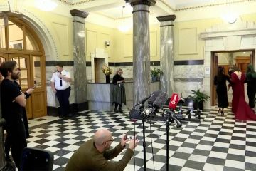 Konferensi pers yang tertunda acara pernikahan di Gedung Parlemen Selandia Baru