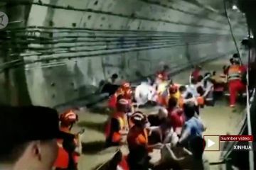 Penyelamatan penumpang terjebak banjir di kereta bawah tanah Zhengzhou