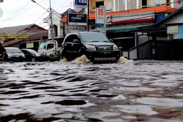 Hujan deras di Pontianak sebabkan sejumlah jalan utama terendam banjir