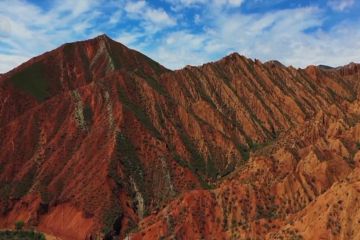 Menikmati pesona bentang alam Danxia di sepanjang jalan raya Xinjiang