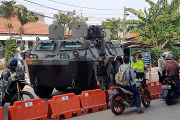 Petugas kerahkan kendaraan taktis tutup akses menuju Jakarta