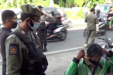 Petugas gabungan sidak prokes terhadap pengendara di Denpasar 