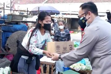Polrestabes Bandung bagikan 4.000 paket sembako ke pedagang pasar