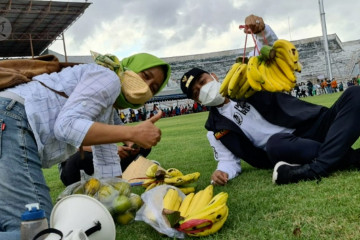 Cara warga Surabaya saling bantu di masa pandemi