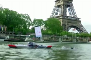 Putra walikota Paris berenang maraton di sungai Seine