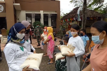 UMKM di Tangerang salurkan satu ton beras bagi warga sekitar