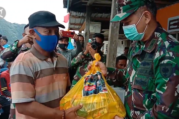 Prajurit TNI salurkan sembako bagi warga terdampak PPKM