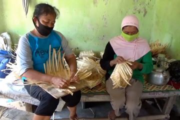 Melihat pembuatan besek bambu, pembungkus daging kurban